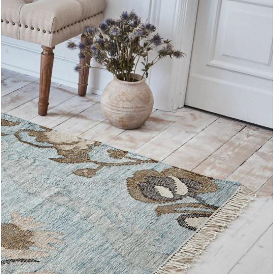 vzorovany modry tkany koberec bavlnene klasicky vintage rustikalny domov chalupa penzion obyvacka spalna textilie.jpg